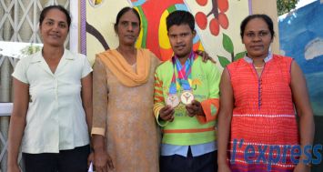 Teelesh entouré de sa mère, Surekha (à dr.), de la directrice de l’école Vishwanee Aukhey, et de son coach Sunita Jaunky (extrême g.).