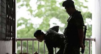 Des soldats thaïlandais enquêtent dans un immeuble près de Bangkok, le 30 août 2015, après l'attentat meurtrier du 17 août. [Photo: AFP] 