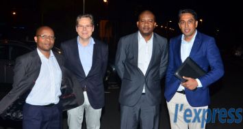Les dirigeants de FleetAfrica après une rencontre avec les employés de New Iframac Motors Ltdle lundi 31 août.