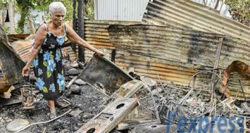 Marie-Clency Coomarasamy, habitant Cotteau-Raffin et victime d’un second incendie lundi, au milieu des décombres de son ancienne cuisine.