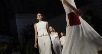 Des mannequins défilent pour Victoria Beckham lors de la présentation de la collection printemps-été 2016 durant la Fashion Week de New York, le 13 septembre 2015.