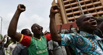 AFP/AFP - Des membres de l'organisation Le Balai Citoyen manifestent le 20 septembre 2015 devant l'hôtel Liaco à Ougadougou où se trouve la médiation ouest-africaine