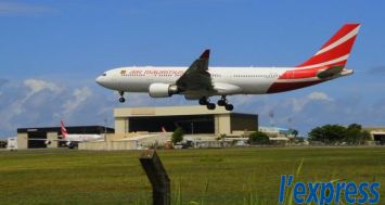 (Photo d’illustration) Un adolescent de 16 ans a été sommé de descendre d’un vol d’Air Mauritius qui devait décoller de Heathrow.