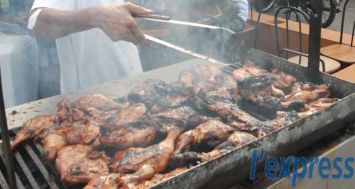 Les férus de viande fumée ou grillée au feu de charbon risquent davantage de développer un cancer colorectal. [Photo: RISHI ETWAROO]