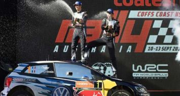 Sébastien Ogier (g) et son co-pilote Julien Ingrassia (d) juchés sur leur Wolswagen Polo, célèbrent leur victoire au Rallye d'Australie, le 13 septembre 2015 à Coffs Harbour.
