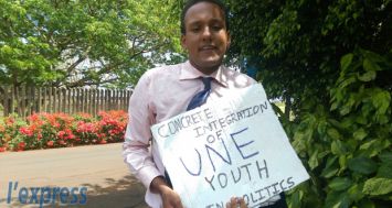 Emmanuel Bussier, jeune de 23 ans, dit militer pour que les jeunes soient davantage représentés en politique.