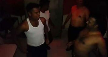 Sur cette vidéo qui fait le buzz sur Facebook, on peut voir des officiers se déhanchant torse nu dans un poste de police.