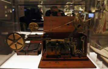  Un télégraphe électrique créé par Samuel Morse en 1837 exposé aux Archives nationales le 3 novembre 2015.