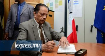 Le Premier ministre, sir Anerood Jugnauth, signant le livre de condoléances à l’ambassade de France à Maurice.