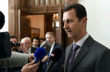 Photo fournie par la page facebook officielle de la présidence syrienne montrant le président Bachar el-Assad parlant avec la presse le 14 novembre 2015 après une rencontre avec des parlementaires français à Damas.