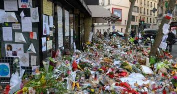 Fleurs et bougies le 18 novembre 2015 devant le restaurant La Belle Equipe l'une des cibles des attaques jihadistes du 13 novembre 2015 à Paris. 