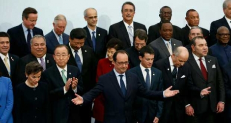 François Hollande au milieu de chefs d'Etat et de gouvernement participant à la COP21 le 30 novembre 2015 au Bourget.