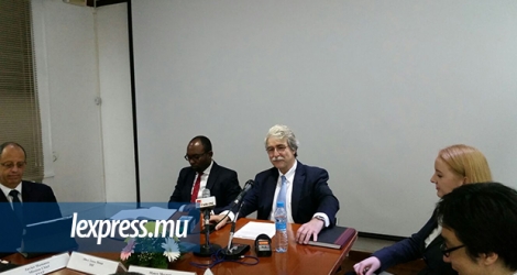 Les membres de la délégation du FMI face à la presse, le mercredi 16 décembre.