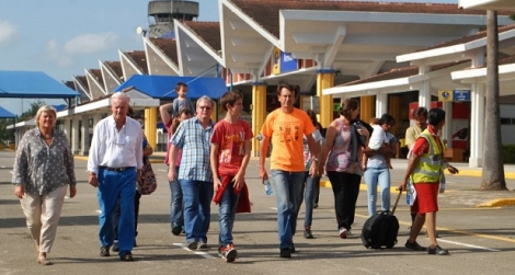 Des passagers de l'avion dérouté à l'aéroport de Mombasa, au Kenya, dimanche 20 décembre.