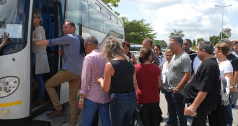Les passagers de l'avion dérouté montent dans un bus à l'aéroport de Mombasa, au Kenya, dimanche 20 décembre.