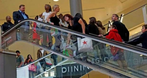 Des clients d'un centre commercial de Charlotte en Caroline du Nord (sud-est des Etats-Unis) ont été pris de panique jeudi après avoir entendu des coups de feu. [Photo: AFP] 