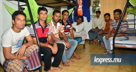 Les huit ouvriers bangladais rencontrés ce dimanche 27 décembre dans leur dortoir. 