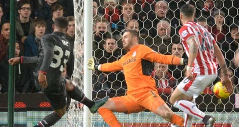 Le milieu de Liverpool Jordon Ibe inscrit un but contre Stoke en demi-finale aller de la Coupe de la Ligue à Stoke-on-Trent, le 5 janvier 2016.