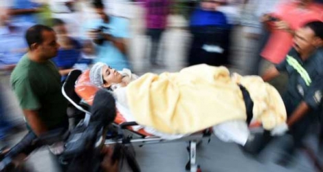 Une touriste mexicaine, blessée par une frappe de l'armée égyptienne dans le Désert occidental qui a fait huit morts, quitte l'hôpital du Caire pour être rapatriée dans son pays, le 17 septembre 2015.