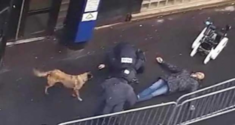 Une capture d'écran d'une vidéo obtenue par l'AFP montre la police et un robot démineur autour du cadavre d'un homme abattu par la police devant le commissariat de la Goutte-d'Or à Paris, le 7 janvier 2016.