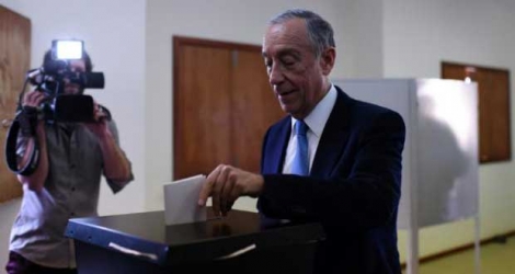 Le candidat de la droite, Marcelo Rebela de Sousa, vote à la présidentielle, le 24 janvier 2016 à Celorico de Basto, dans le nord du Portugal.