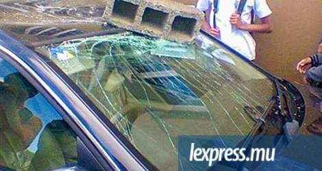 La voiture d’un enseignant du Sookdeo Bissoondoyal State College vandalisée en juin 2014.