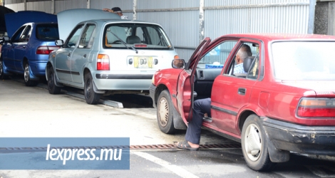 Des automobilistes attendant à Plaine-Lauzun pour le contrôle technique de leur voiture, le 2 février.