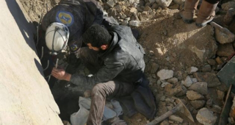 Des secouristes syriens extraient une victime d'un bombardement de décombres à Alep, le 4 février 2016
