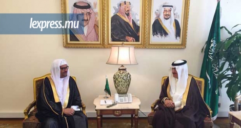 Visite de Showkutally Soodhun en Arabie Saoudite. Cette mission officielle a été couverte par la presse arabe mais le ministre a été présenté comme le «Minister of Islamic Affairs and Hajj». 