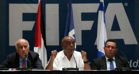 Le président de la Fédération palestinienne de football Jibril Rajoub (g) lors d'une conférence de presse à Jéricho, le 16 décembre 2015.