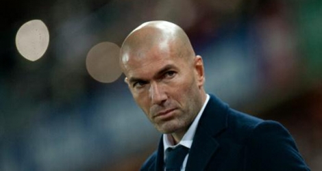 L'entraîneur du Real Madrid Zinédine Zidane observe le match contre Grenade, le 7 février 2016 à Grenade