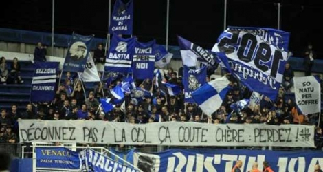 Les supporteurs du SC Bastia interpellent leurs joueurs lors du match contre Rennes en Coupe de la Ligue, le 27 octobre 2015 à Bastia.