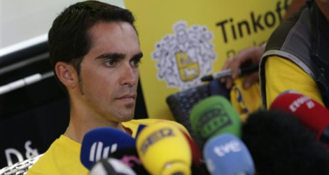 Le coureur espagnol Alberto Contador face aux reporters durant une journée de repos lors du Tour de France, le 21 juillet 2015 à Gap.