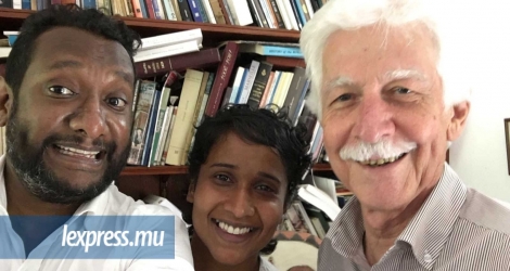 Un selfie de Nad Sivaramen, Ruth Rajaysur et Paul Bérenger lors d’une séance de travail. 