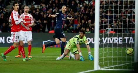  L'attaquant du PSG Zlatan Ibrahimovic inscrit un but face à Reims, le 20 février 2016 au Parc des Princes.