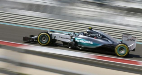La Mercedes AMG Petronas, piloté par l'Allemand Nico Rosberg, lors d'une séance d'essais sur le circuit Yas Marina en vue du GP d'Abou Dhabi, le 27 novembre 2015.