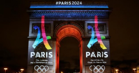 Le logo officiel de Paris 2024 projeté sur l'Arc de Triomphe à Paris le 9 février 2016