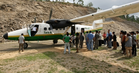 L'image démontre une Tara Air DHC-6 Twin Otter, modèle similaire de  celui qui était porté disparu le 24 février 2016, avec à son bord 21 passagers.
