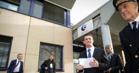 Le Premier ministre Manuel Valls devant une agence pôle Emploi, le 22 février 2016 à Mulhouse.