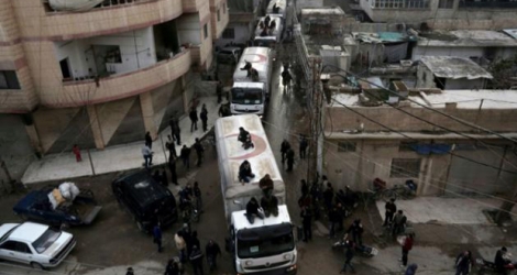 Un convoi d'aide humanitaire à son arrivée le 23 février 2016 à Kafra Batna localité rebelle de la périphérie de Damas assiégée par le régime.