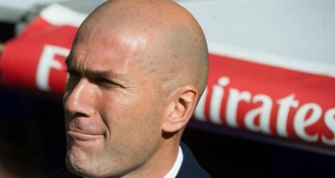 L'entraîneur du Real Madrid Zinédine Zidane avant le coup d'envoi du match de Liga face à l'Atletico Madrid à Santiago Bernabeu, le 27 février 2016.