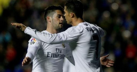 Les Madrilènes Isco (g) et Cristiano Ronaldo se congratulent après un but contre Levante, le 2 mars 2016 à Valence.