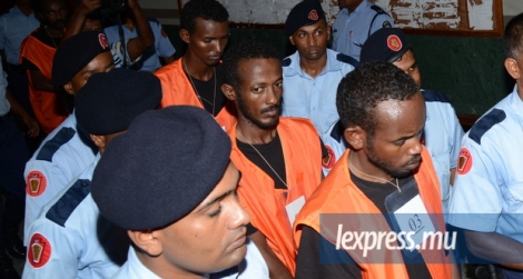 Des Somaliens soupçonnés d’être des pirates, lors de leur comparution en cour en 2013. Alors qu’ils sont aujourd’hui en prison, «Teacher» (en médaillon) leur apprend l’anglais…