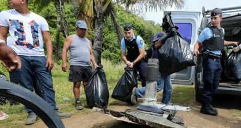 (Photo d'archives - Des débris du vol MH370 retrouvés le 11 août 2015 à Sainte-Suzanne, à l'île de la Réunion.)