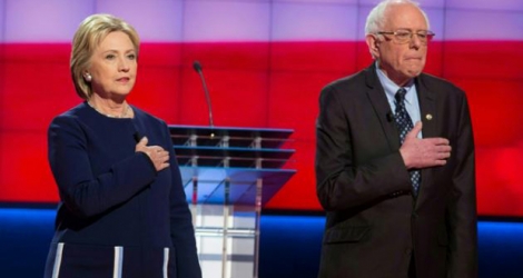 Les deux candidats à la primaire démocrate, Hillary Clinton (gauche) et Bernie Sanders (droite), avant un débat à Flint, Michigan, le 6 mars 2016.