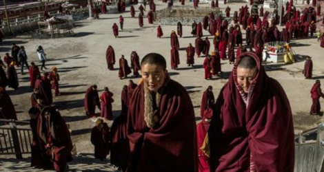 Des moniales bouddhistes tibétaines quittent le monastère après la prière, à l'Institut bouddhiste de Larung Gar à Sertar, dans la province chinoise du Sichuan, le 8 décembre 2015.