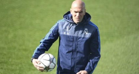Zinédine Zidane dirige une séance d'entraînement avec le Real Madrid, le 7 mars 2016 à Madrid.