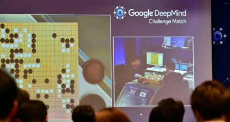 Retransmission d'une partie de jeu de go entre un programme informatique et le champion du monde sud-coréen Lee Se-Dol, le 12 mars 2016 à Séoul.
