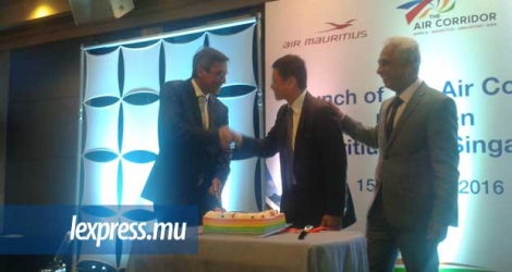 Le ministre Xavier Duval, Lye Teck Tan, de Changi Airport et Arjoon Sudhoo, Chairman d’Air Mauritius (de g. à dr.), au moment de couper le traditionnel gâteau, hier.