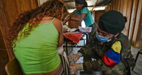 Sofia, combattante des Farc, se fait soigner dans le camp de la rébellion de la vallée de Magdalena Medio, en Colombie, le 18 février 2016.